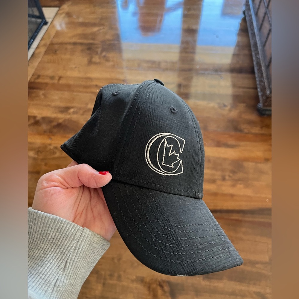 Class A brand A flex L/XL Canada maple leaf black